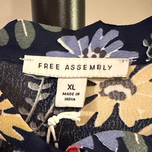 Free Assembly Floral Navy Dress with Red and Yellow Accents NWT Size Xl - Picture 3 of 10